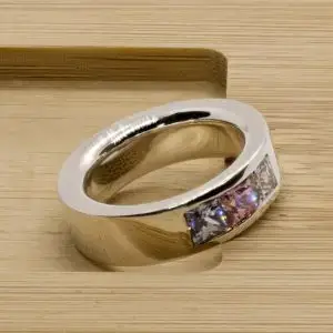 Zilveren ring met drie vierkante zirkonia’s in kanaalzetting ‘TRINITY SPARK’