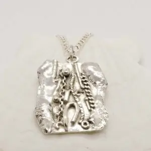 Gesmolten zilveren hanger met atelierfragmenten ‘RAW – RELIC’