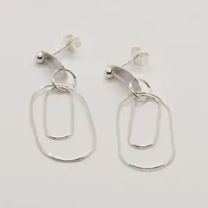 Zilveren oorstekers met druppelplaatje en open ovalen ‘LINEA – ECHO’