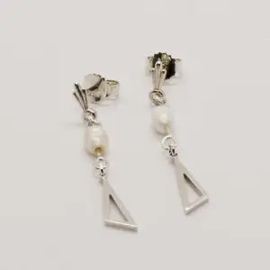 Zilveren oorstekers met zoetwaterparel en driehoek ‘LINEA – DELTA’
